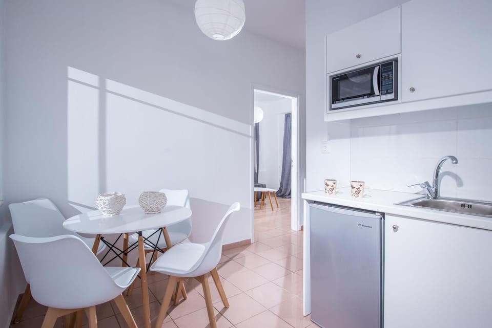 Coffee/tea facilities, Kitchen or kitchenette, Photo of the whole room, Decorative detail, Seating area, Area and facilities