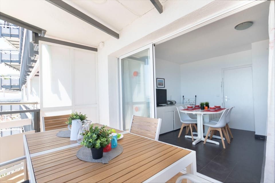 Communal lounge/ TV room, Balcony/Terrace