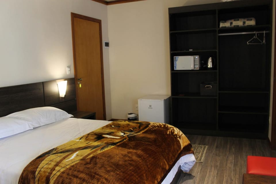 Bed, Coffee/tea facilities, Photo of the whole room, Decorative detail, Dining area, Bedroom, Area and facilities