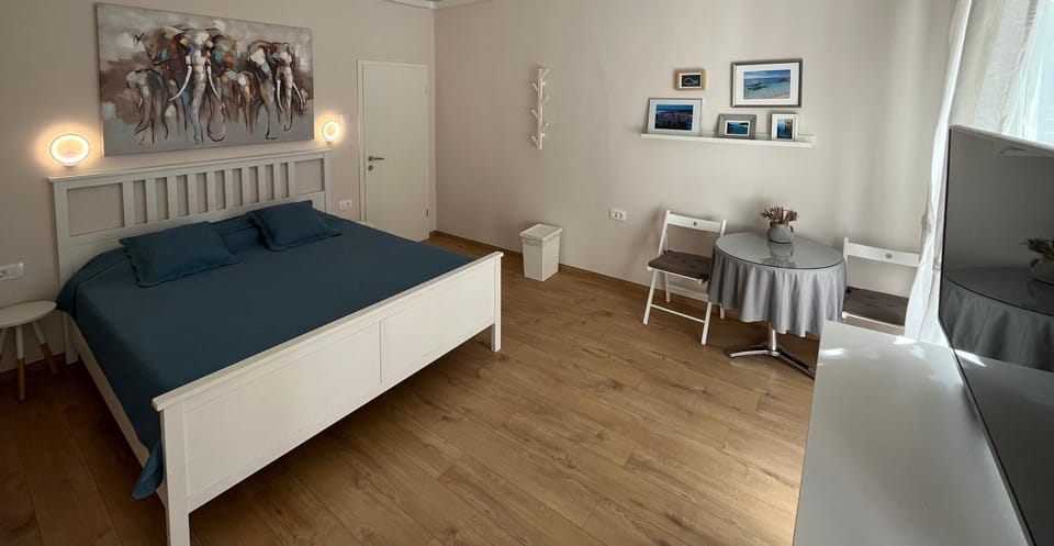 Bed, Seating area, Bedroom