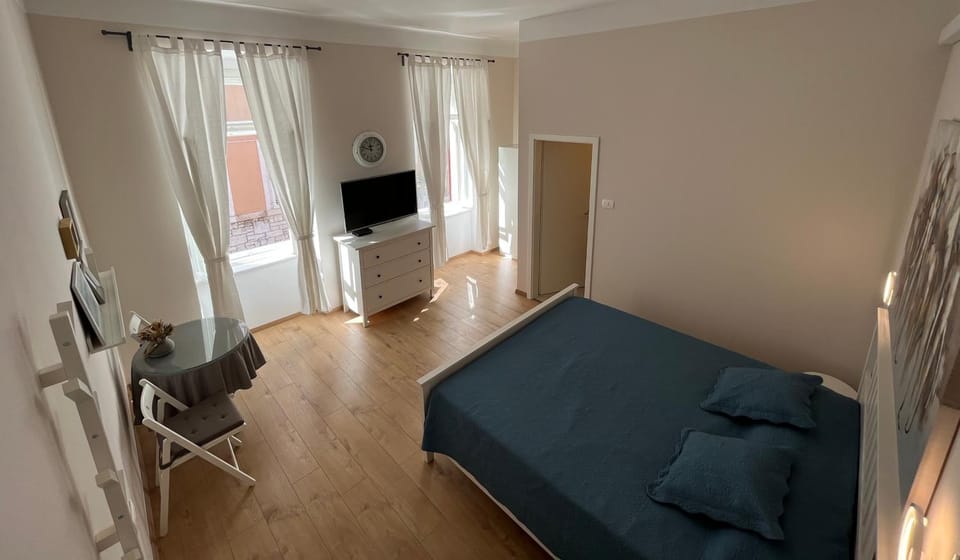 Bed, Seating area, Bedroom