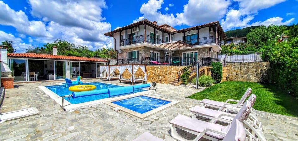 Patio, Day, Garden, Garden view, Swimming pool, sunbed
