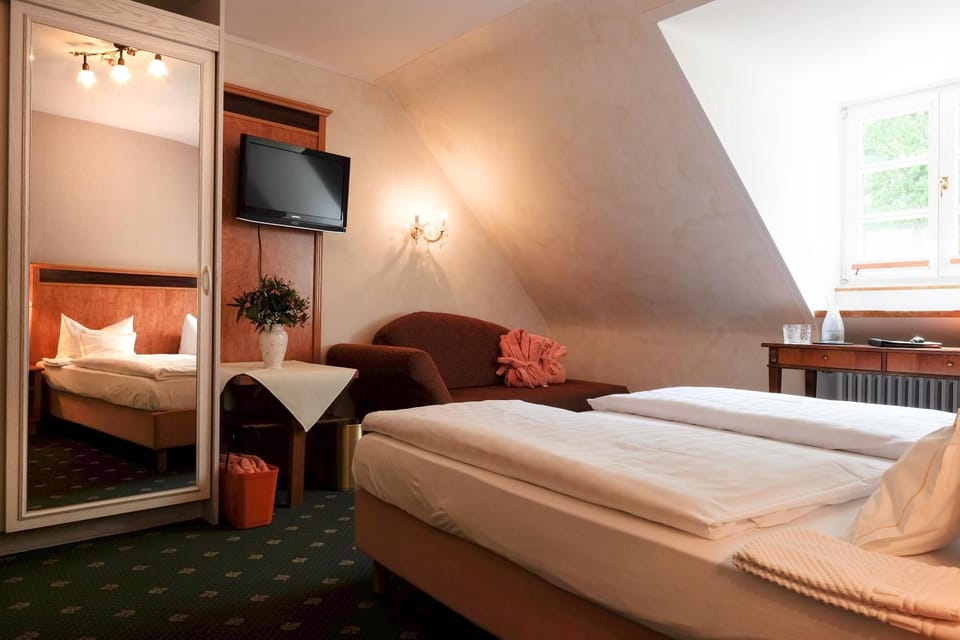 Bed, TV and multimedia, Photo of the whole room, Bedroom