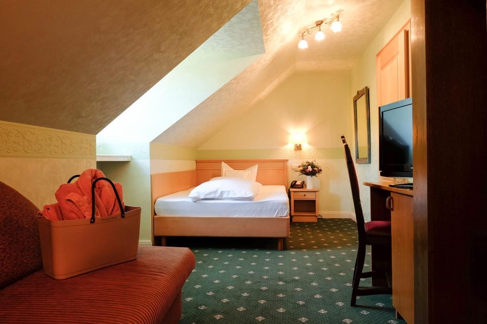 Bed, TV and multimedia, Photo of the whole room, Bedroom, hair dresser