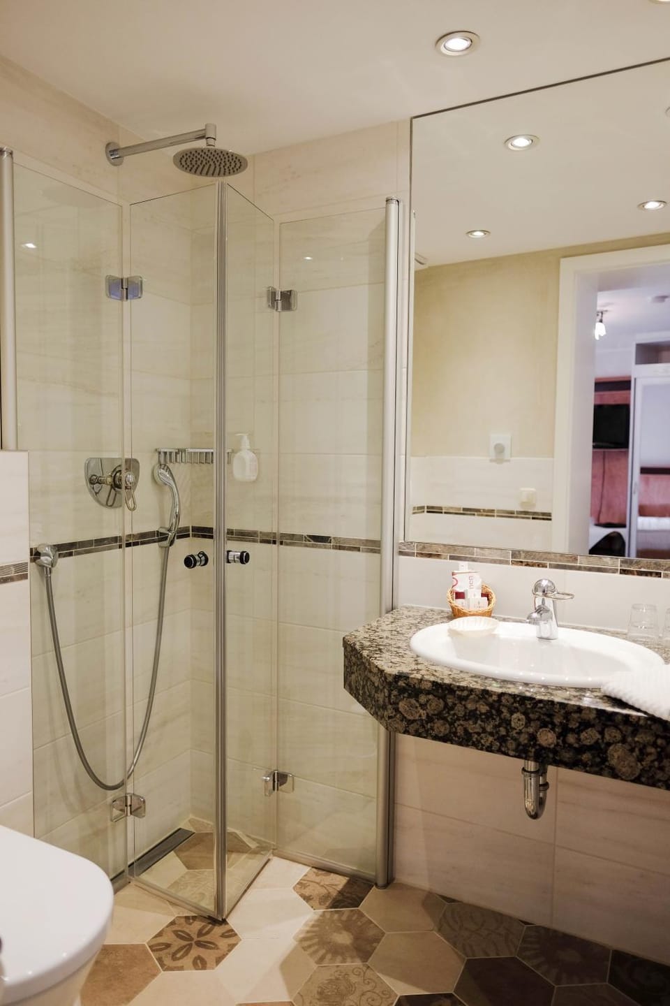 Shower, Toilet, towels
