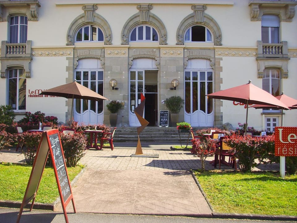 Property building, Patio, Facade/entrance, Lounge or bar