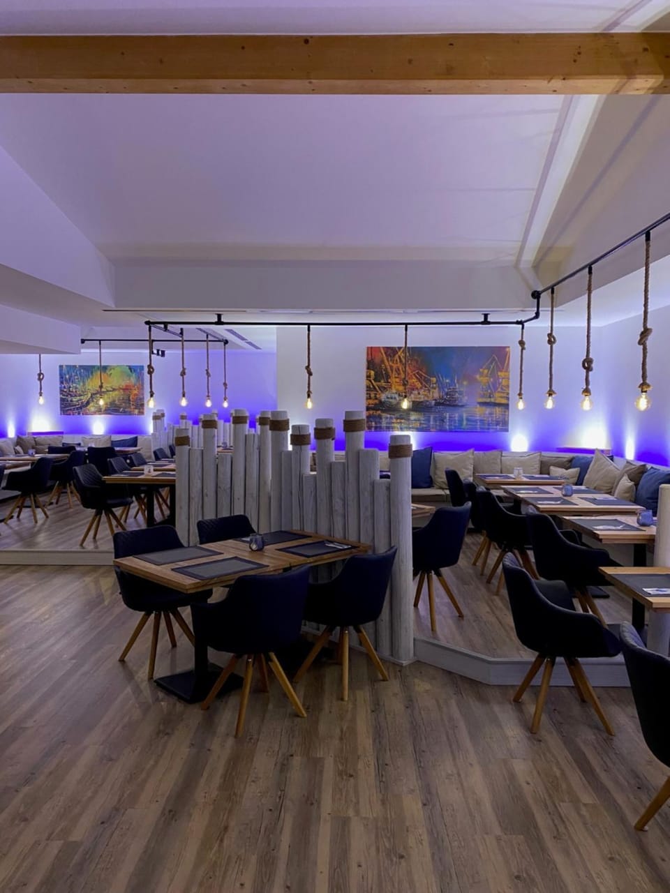 Restaurant/places to eat, Lounge or bar