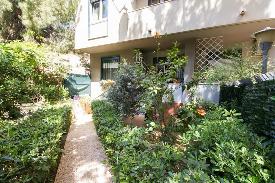 Property building, Facade/entrance, Garden, Garden, Garden view, Garden view