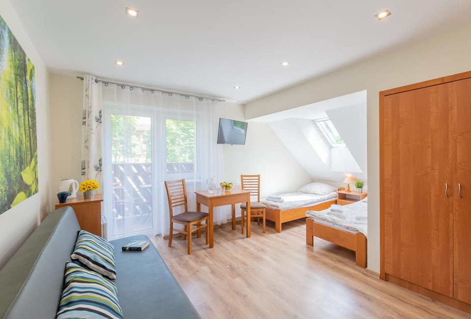 TV and multimedia, Photo of the whole room, Seating area, Dining area, Bedroom, Family
