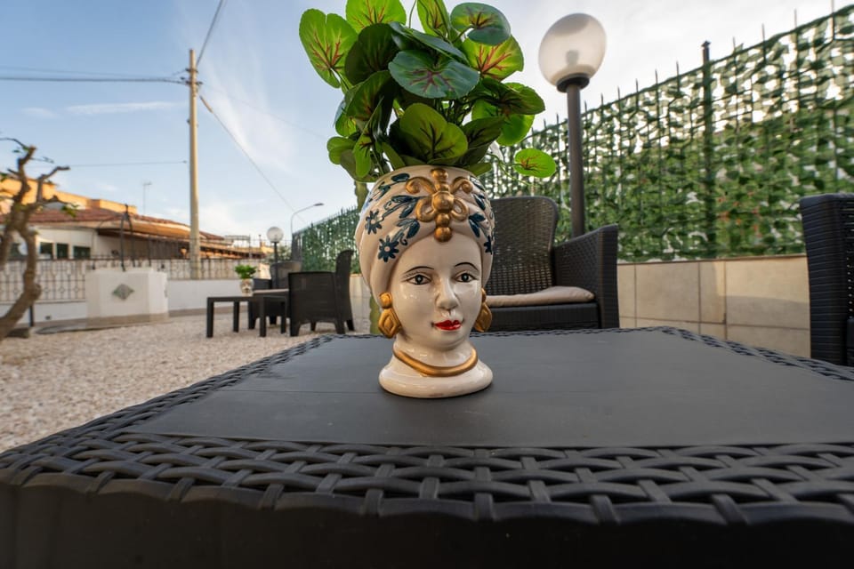 Patio, Nearby landmark, Day, Decorative detail