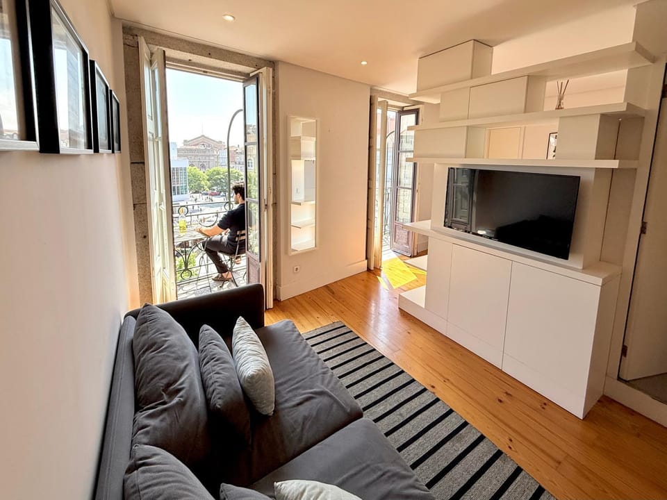 TV and multimedia, Living room, Seating area, Guests