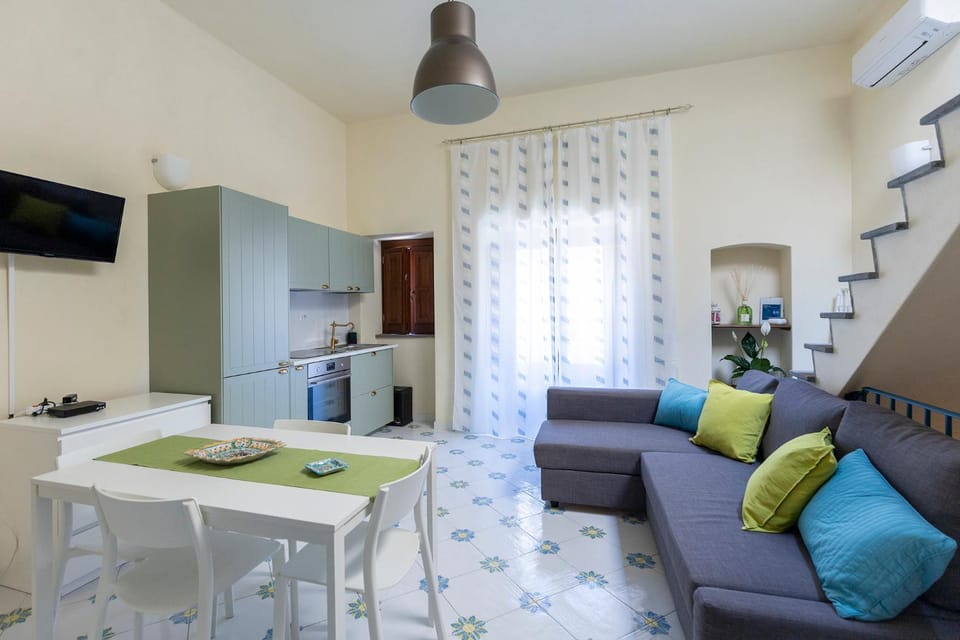 TV and multimedia, Kitchen or kitchenette, Living room, Seating area, Dining area, minibar, stove