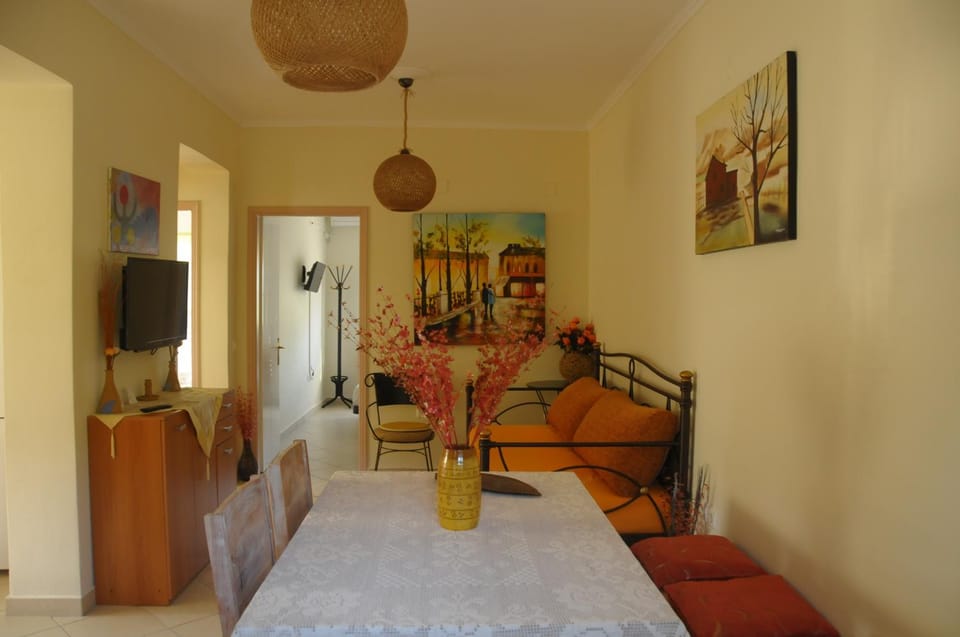 TV and multimedia, Living room, Seating area, Dining area, Entertainment, Family