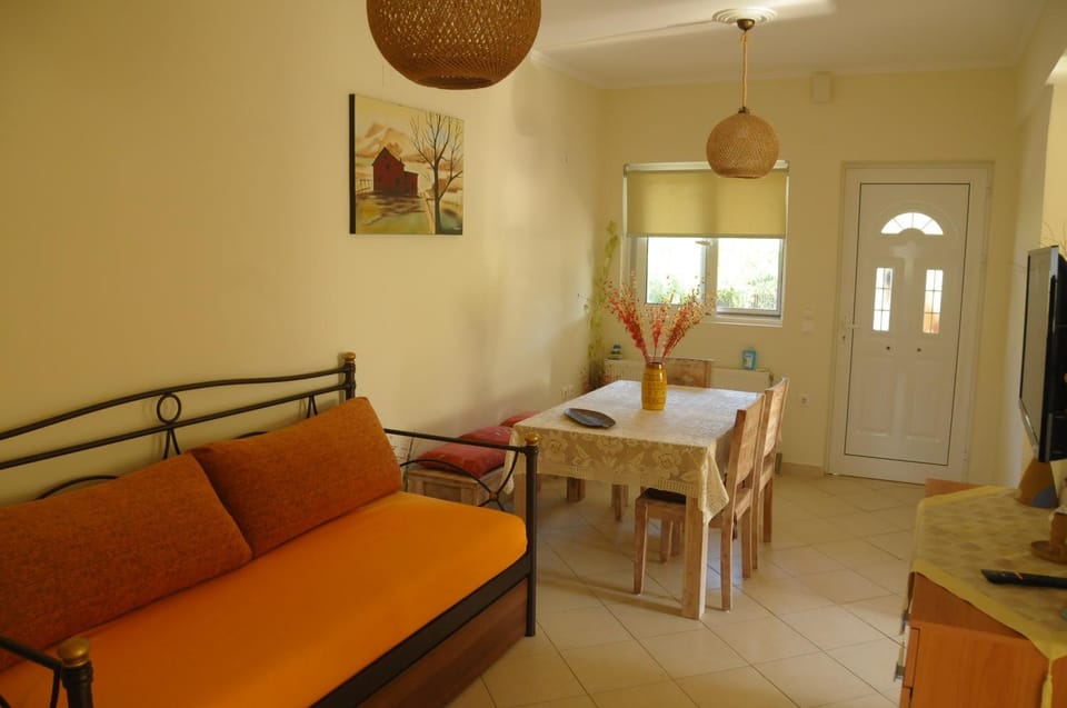 TV and multimedia, Living room, Seating area, Dining area, Family