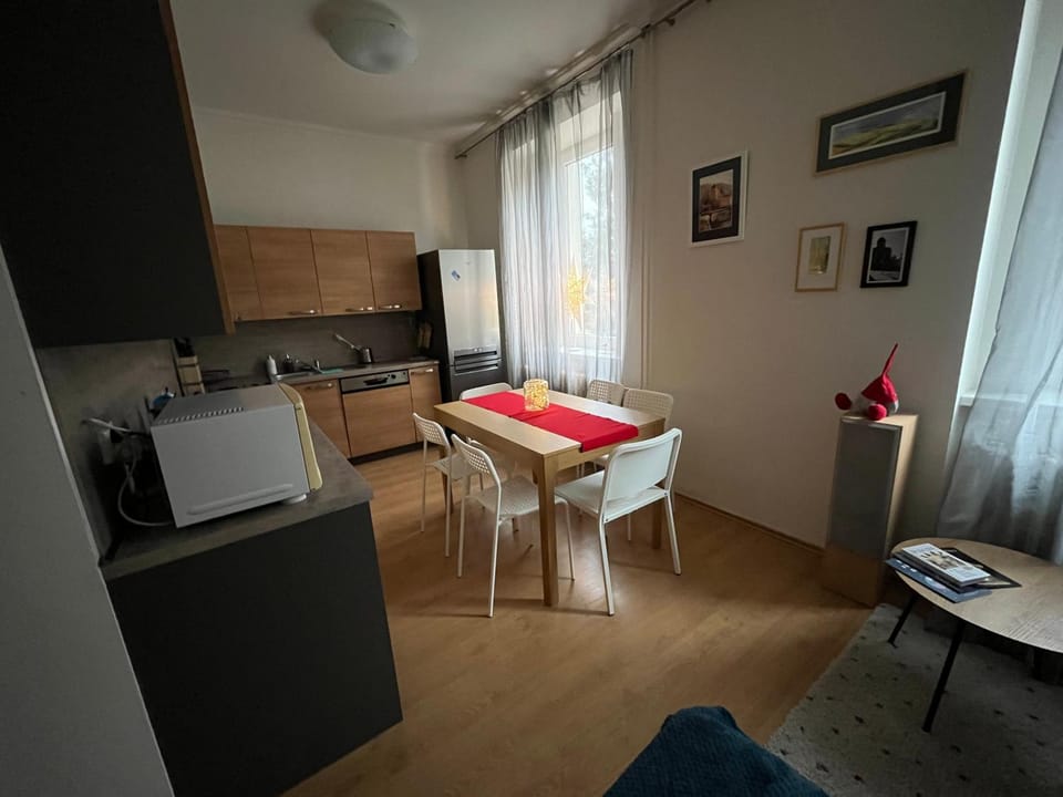 Kitchen or kitchenette, Seating area, minibar, stove