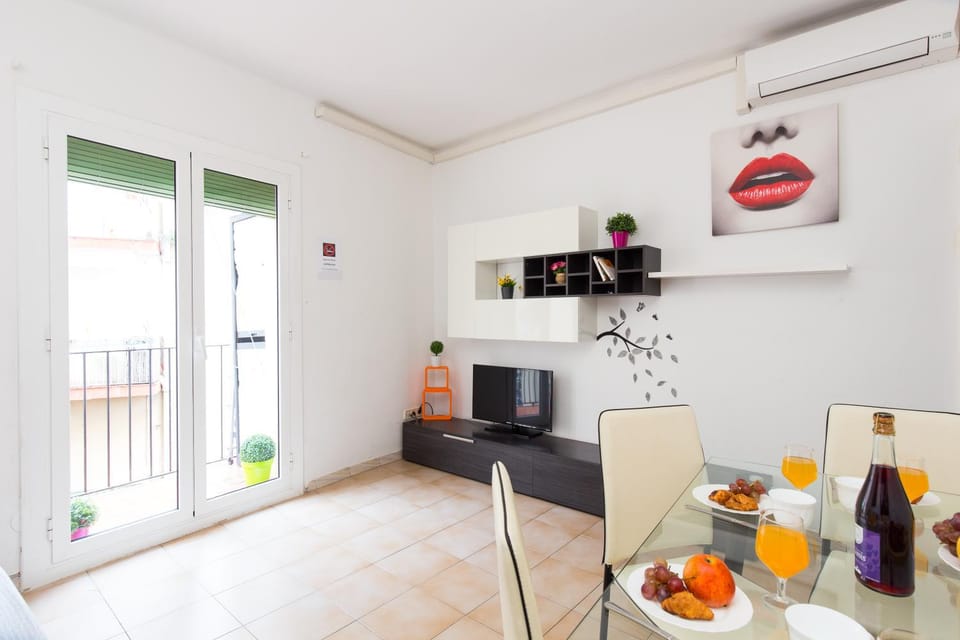 Communal lounge/ TV room, Kitchen or kitchenette, Living room, Decorative detail, Dining area, Lunch, Non alcoholic drinks