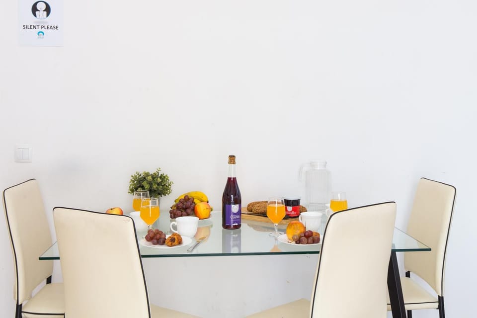 Food and drinks, Dining area, Food, Breakfast, Continental breakfast, Buffet breakfast, Drinks