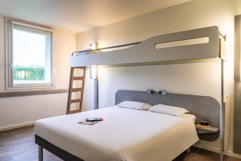 Photo of the whole room, Bedroom, bunk bed