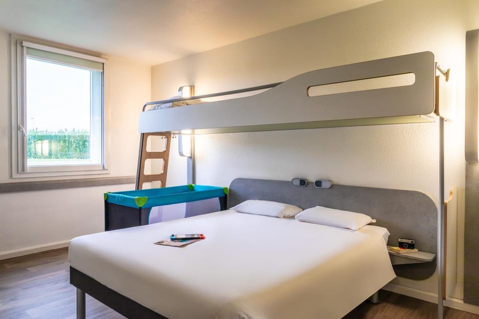 Shower, Bathroom, Photo of the whole room, Bedroom, cot, bunk bed