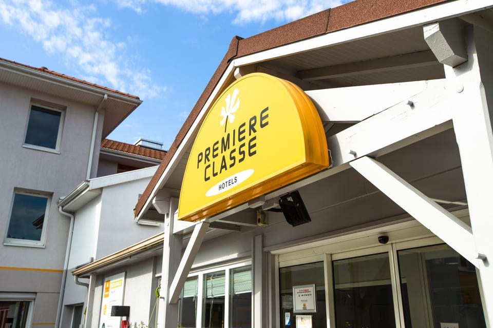 Property building, Facade/entrance, Property logo or sign
