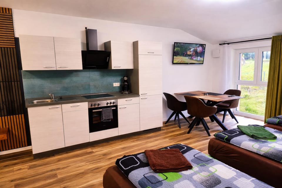 TV and multimedia, Kitchen or kitchenette, Seating area