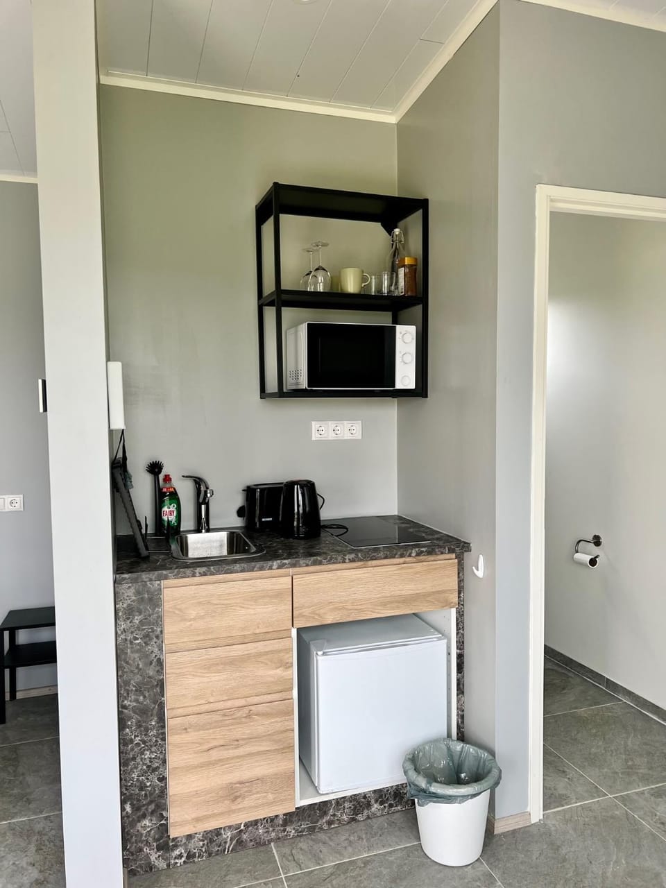 Kitchen or kitchenette, minibar, toaster