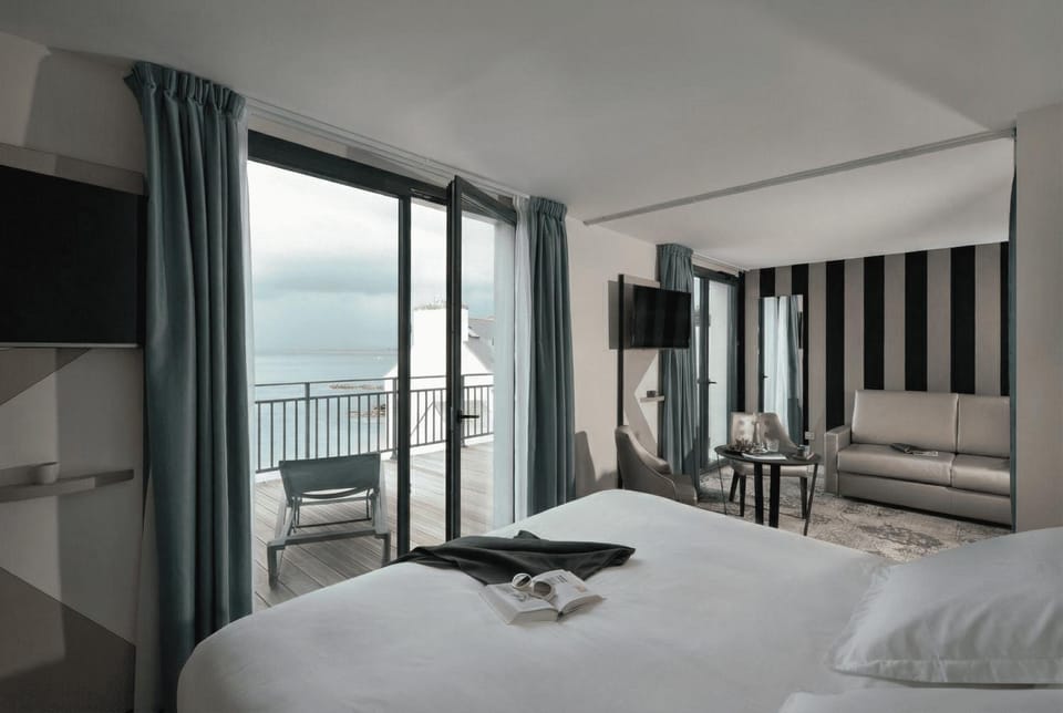 Bed, View (from property/room), Balcony/Terrace, Sea view, storage, towels