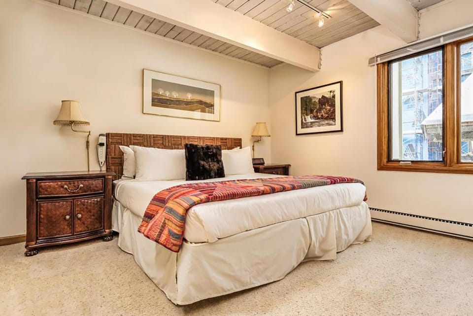 Chateau Dumont Unit 10, Centrally Located Condo, 1 Block from the Gondola House in Aspen