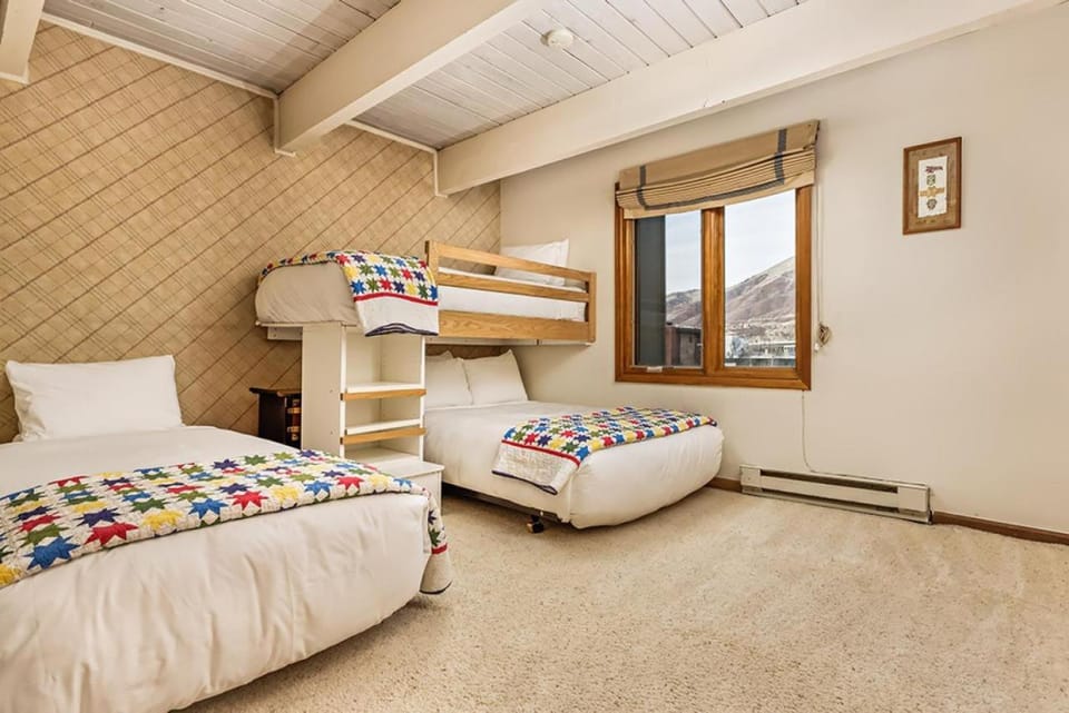 Chateau Dumont Unit 10, Centrally Located Condo, 1 Block from the Gondola House in Aspen