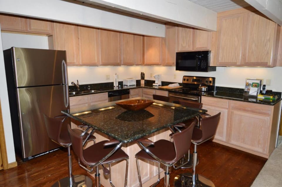 Chateau Dumont Unit 10, Centrally Located Condo, 1 Block from the Gondola House in Aspen