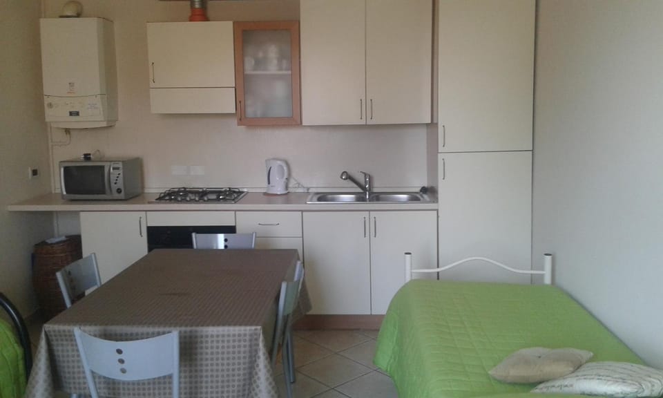 Kitchen or kitchenette, Dining area, minibar, pet friendly, stove