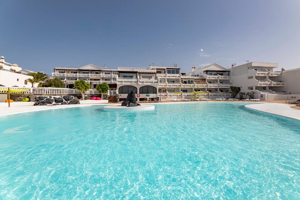 Property building, Swimming pool, Swimming pool, sunbed