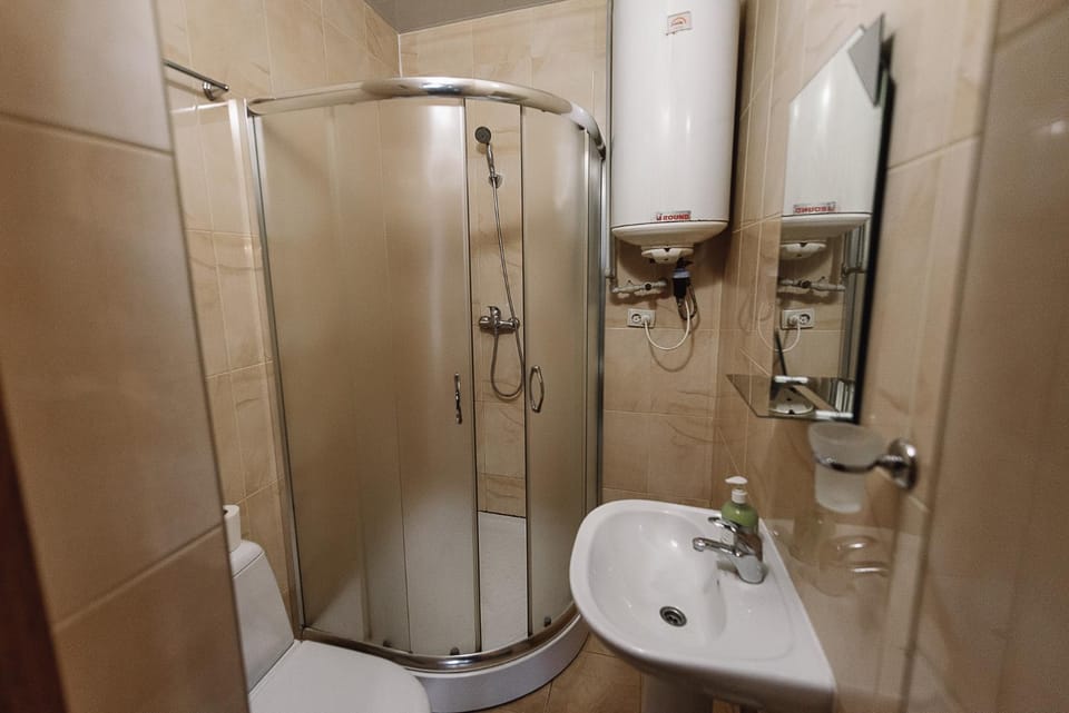 Shower, Toilet