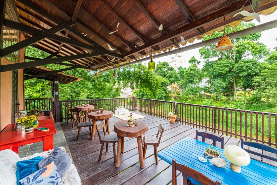 Property building, Restaurant/places to eat, Balcony/Terrace