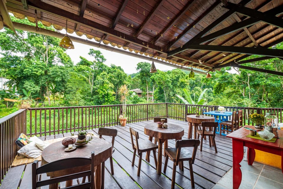 Restaurant/places to eat, Balcony/Terrace