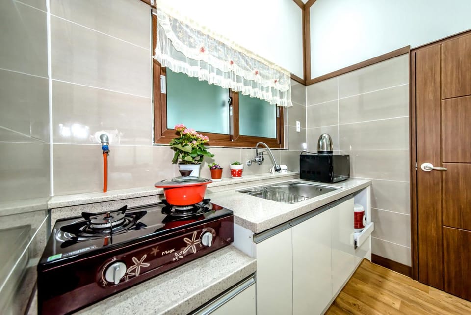 Coffee/tea facilities, Kitchen or kitchenette, Garden view, Mountain view