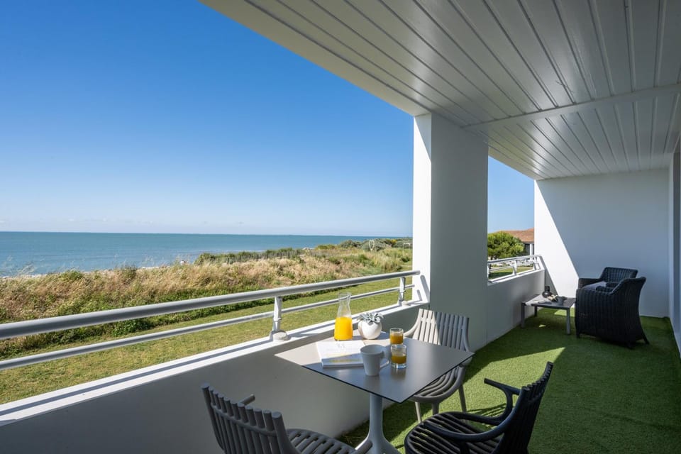 View (from property/room), Balcony/Terrace, Seating area, Dining area, Sea view