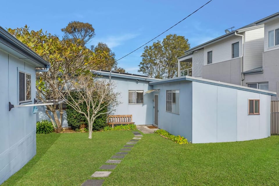 Lakes Edge Cottage Pet Friendly Waterfront Escape House in Central Coast