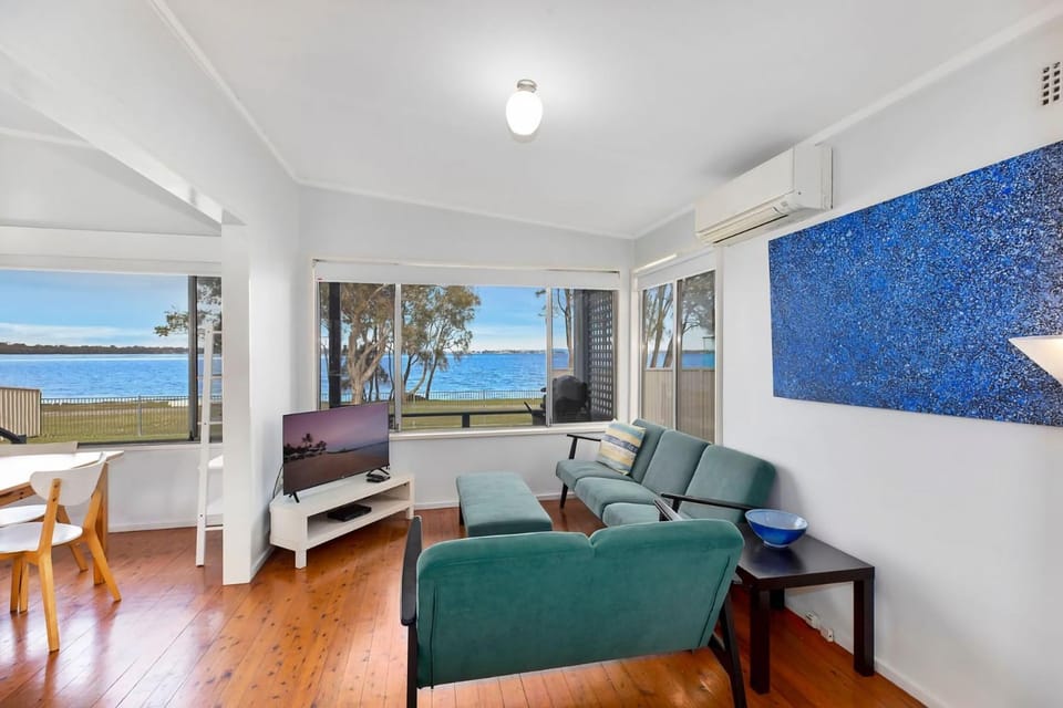 Lakes Edge Cottage Pet Friendly Waterfront Escape House in Central Coast