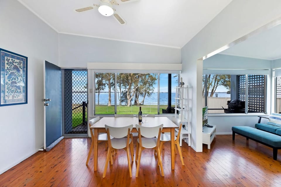 Lakes Edge Cottage Pet Friendly Waterfront Escape House in Central Coast