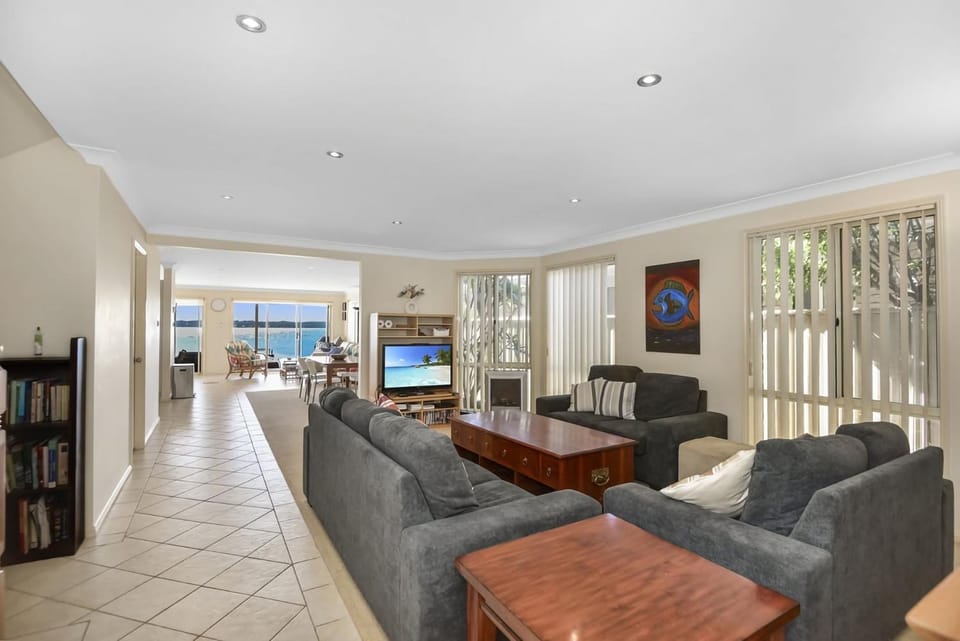 Bluewater at Mannering Park House in Lake Macquarie