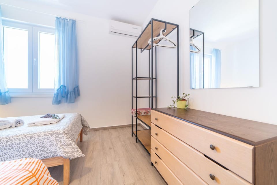 Bedroom, air conditioner