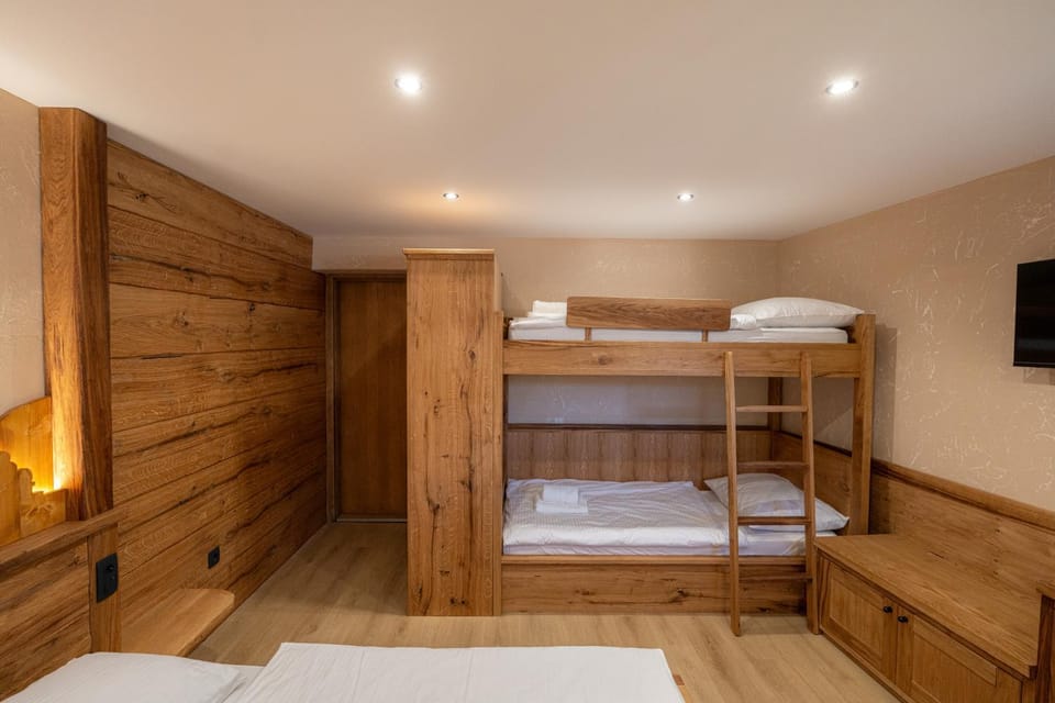 Bed, TV and multimedia, Bedroom