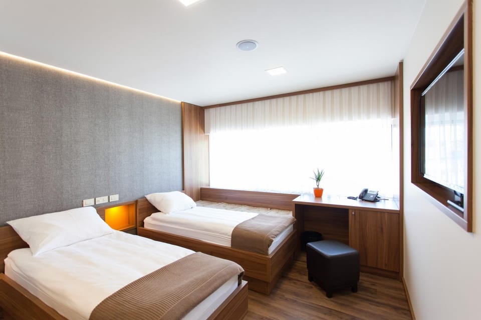Bed, Photo of the whole room, Seating area, Bedroom