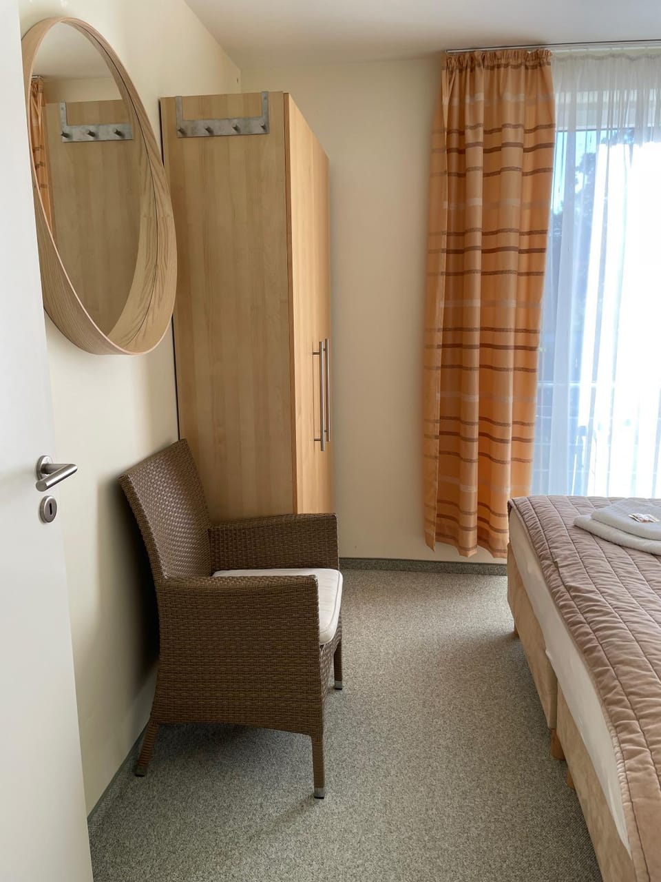 Photo of the whole room, Bedroom, wardrobe