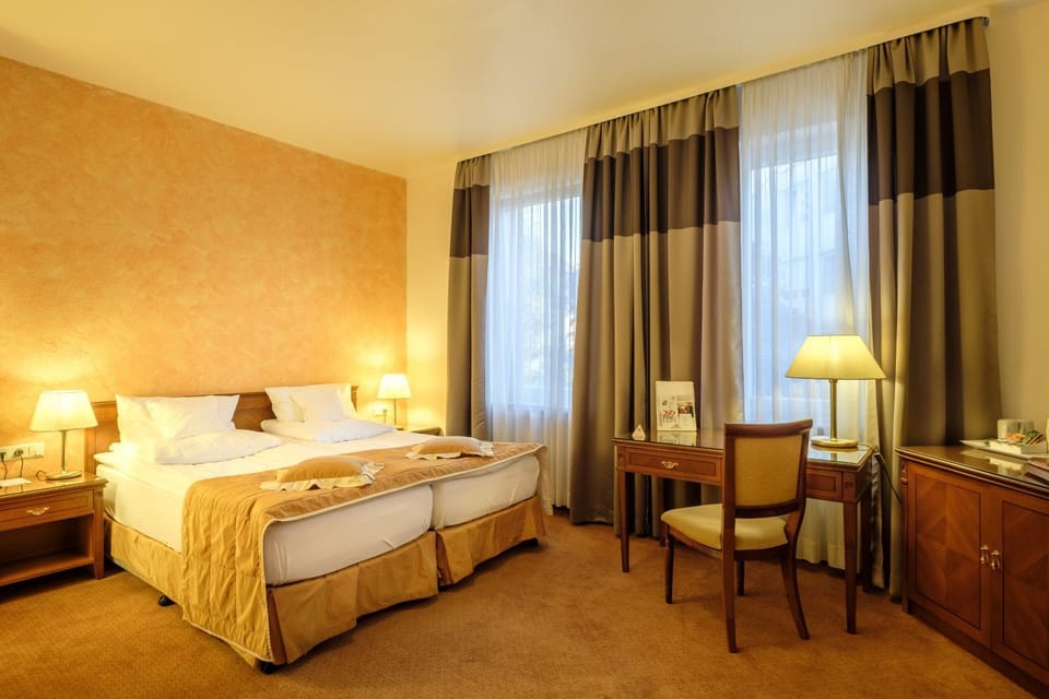 Photo of the whole room, Decorative detail