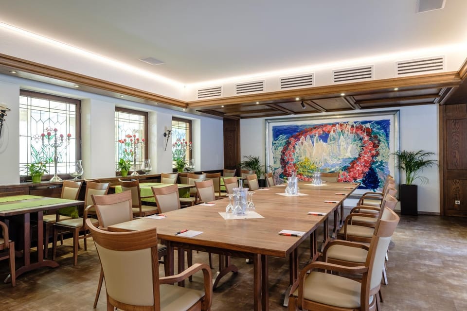 Restaurant/places to eat, Meeting/conference room