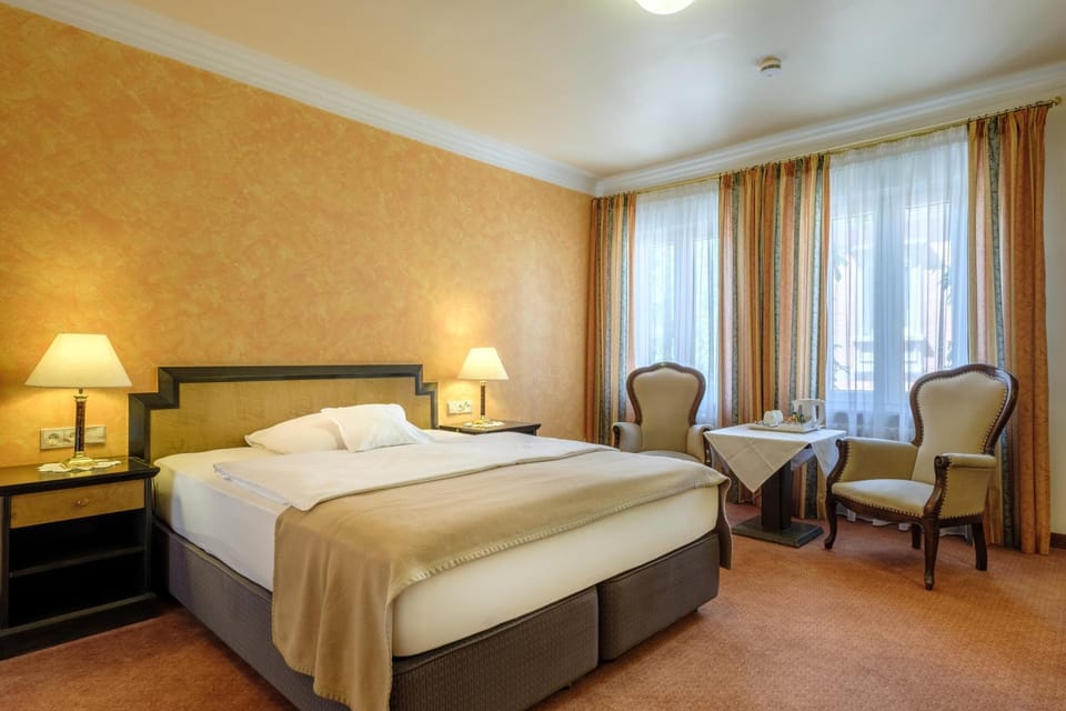 Photo of the whole room, Decorative detail