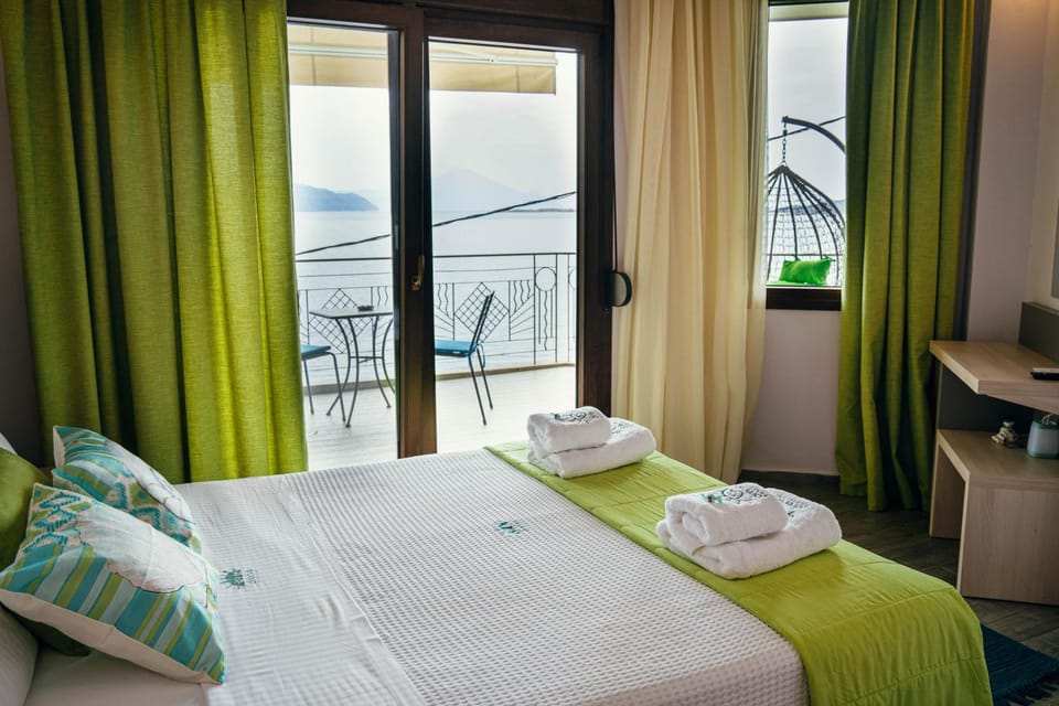 Bed, Balcony/Terrace, Photo of the whole room, Sea view