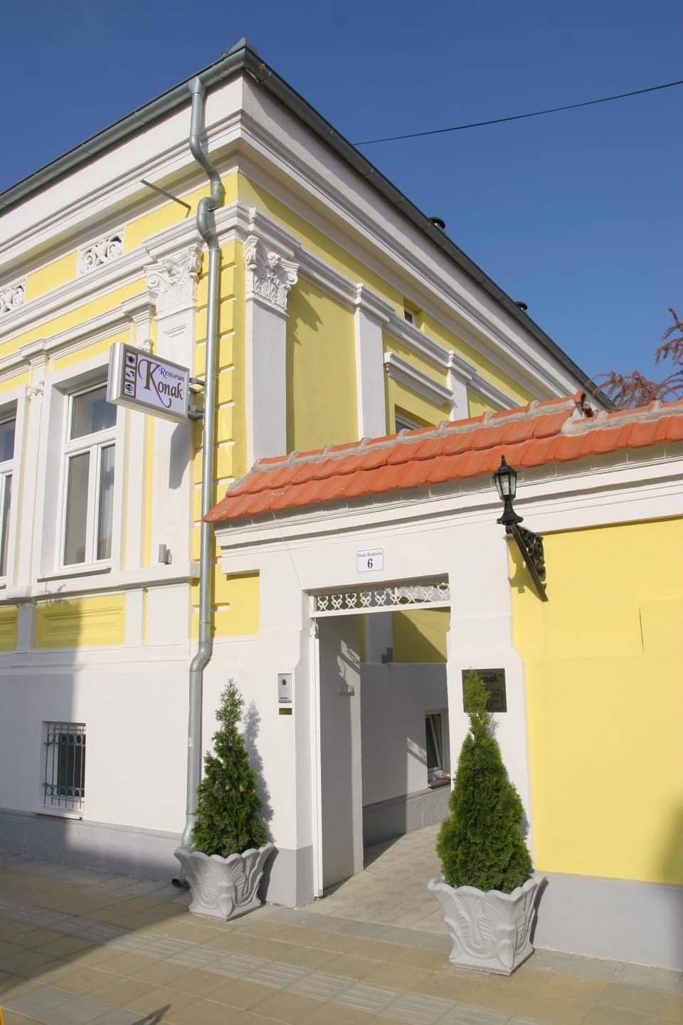 Facade/entrance
